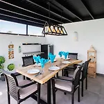 Gorgeous Newly Renovated 4-Bedroom Villa!